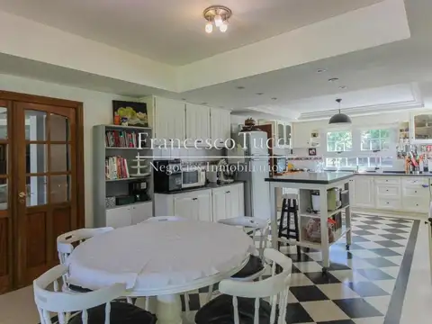 Casa en Venta con 2 cocheras