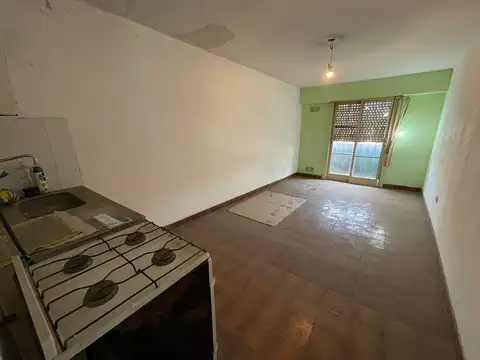 Monoambiente con balcón al frente a refaccionar