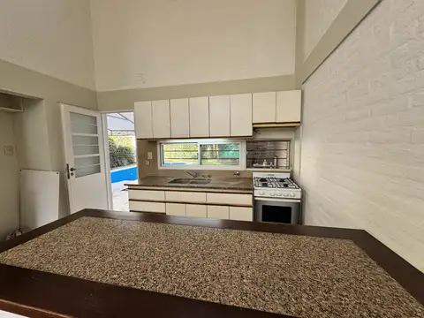 Casa en Alquiler con 2 cocheras
