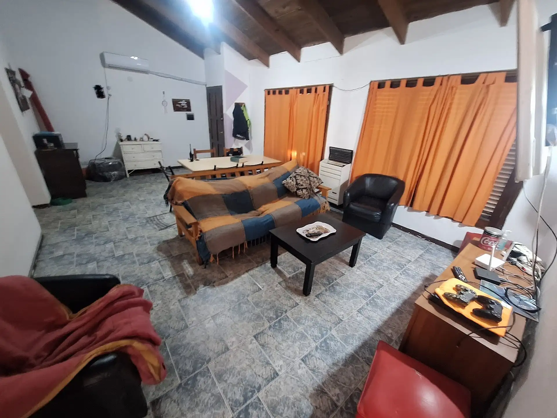 Chalet de 2 ambientes con amplio parque