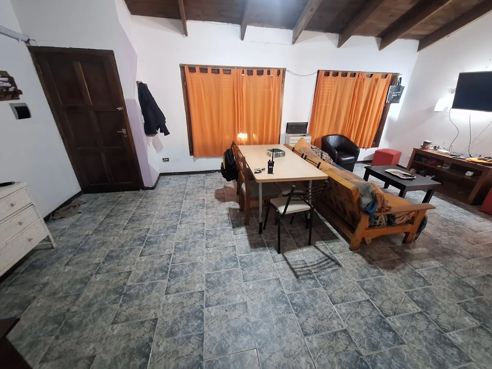 Chalet de 2 ambientes con amplio parque