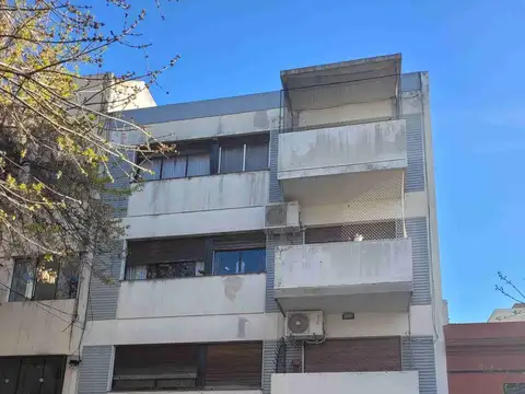 Departamento. 2 ambientes. Tercer piso por escalera. Luminoso. A reciclar