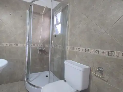 Oficina con privado y cochera (apta camioneta) - Excelente zona - Fte a plaza