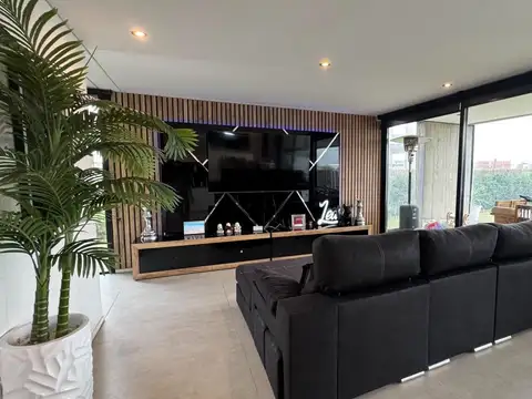 Casa en Venta con 3 cocheras