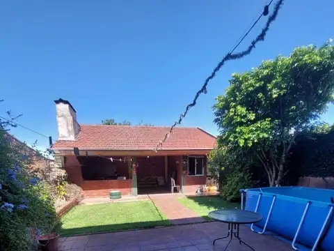 Casa 4 ambientes con 2 baños