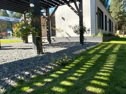 Casa en Alquiler con 2 cocheras
