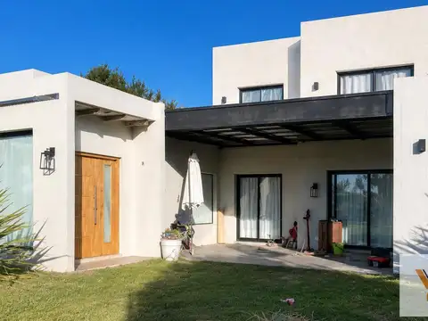 Casa en venta - 2 Dormitorios 2 Baños - La Plata