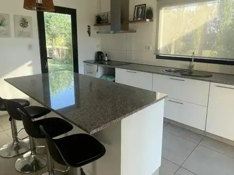 Casa 3 ambientes con 2 baños