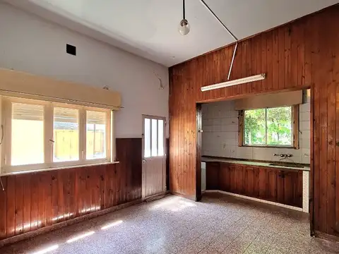 CASA MULTIFAMILIAR de 2 plantas independientes, 4 Dorm, Patio, Jardín, Garage, Galpón, Pileta chica.