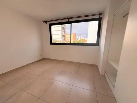 Departamento en alquiler, de 1 dorm. con cochera. La Plata