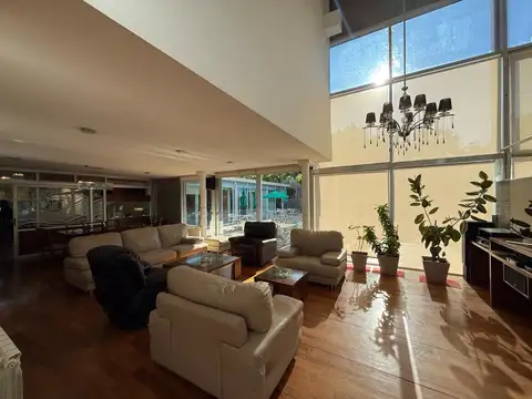 Casa 7 ambientes con 4 baños