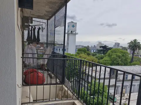 Alquiler 1 ambiente al frente balcon  en sexto piso, todo luz, en buen estado.-