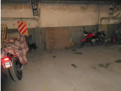 COCHERA FIJA Y CUBIERTA UBICADA EN 1º PISO