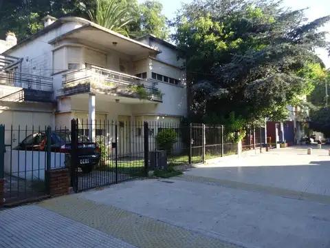 Casa de 4 ambientes/patio y cochera VENTA Acassuso