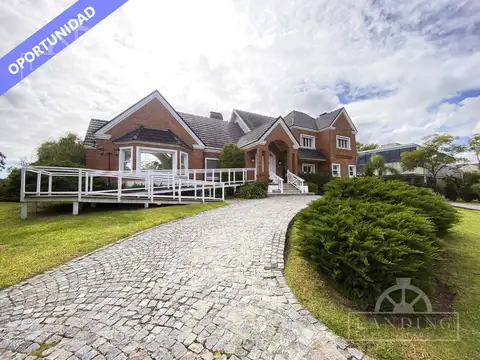 Casa en venta con pileta techada en Club de Campo Hacoaj