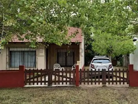 VENTA DE CHALET 4 AMBIENTES EN LAS TONINAS