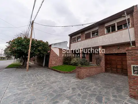 Venta casa 6 ambientes sobre 2 lotes con amplio parque con piscina y parrilla en Haedo
