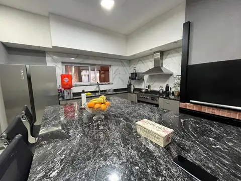 Casa 6 ambientes con 2 baños