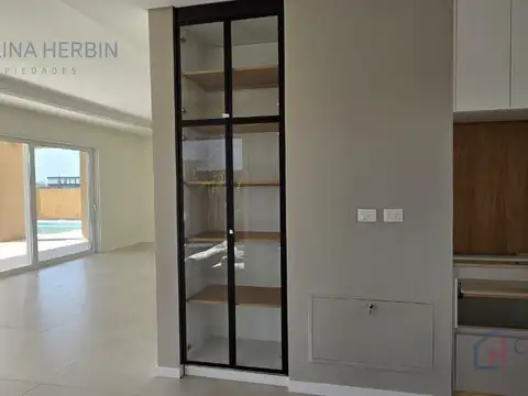 Casa en Alquiler con 2 cocheras