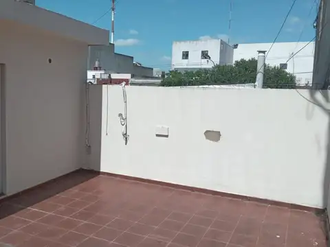 Departamento tipo casa de 3 ambientes con patio quincho y terraza