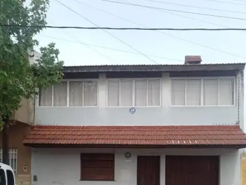 VENTA CASA amplia, garage, terraza y estupendo quincho.