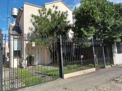 Casa 2 Plantas Multifamiliar con departamento al fondo