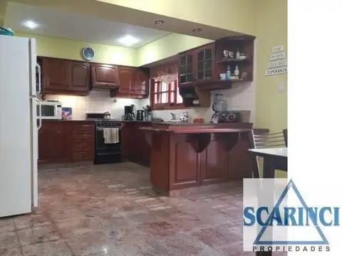Casa en Venta con 2 cocheras