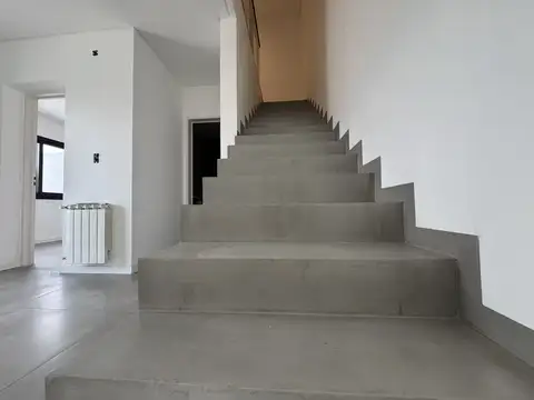 Casa 6 ambientes con 4 baños