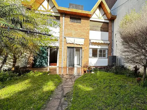Casa en Haedo -Oportunidad - 4 ambientes - Parrilla - Quincho - Parque - Calefacción central
