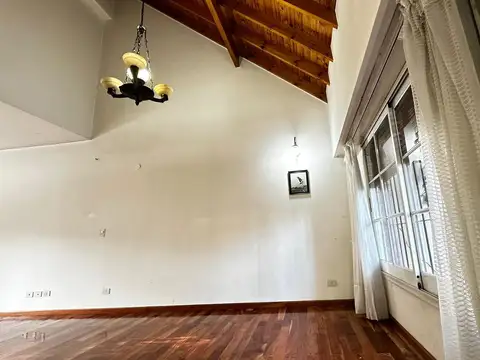 Casa en Haedo -Oportunidad - 4 ambientes - Parrilla - Quincho - Parque - Calefacción central