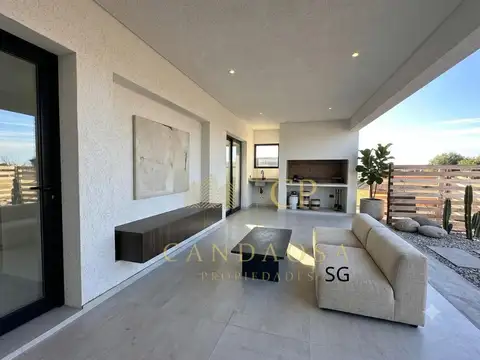 Casa en Venta con 3 cocheras