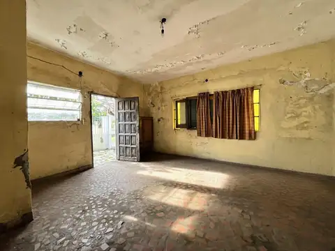 Casa a refaccionar en lote 338m2 a 50 mts. de la estación de Marmol