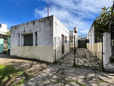 Casa a refaccionar en lote 338m2 a 50 mts. de la estación de Marmol