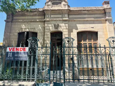 Icónica casa en venta en Calle Emilio Civit!!!