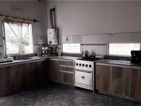 Casa 4 ambientes con 2 baños