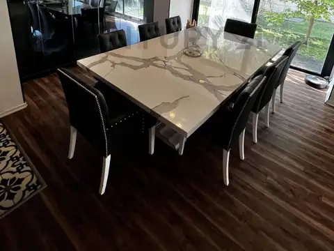 Casa en Venta con 3 cocheras