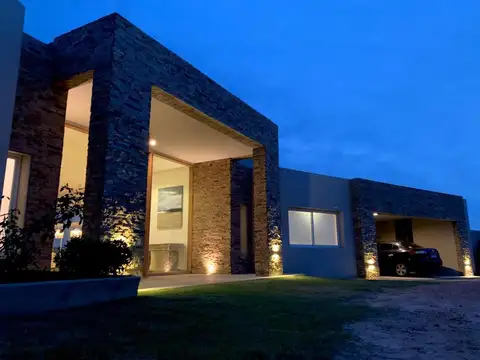 Casa 5 ambientes con 4 baños