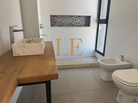 Casa 5 ambientes con 4 baños