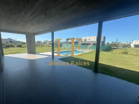 Casa 5 ambientes con 4 baños