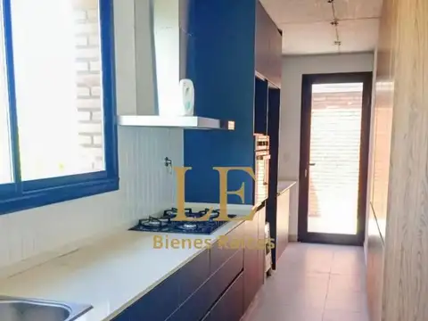 Casa 5 ambientes con 4 baños