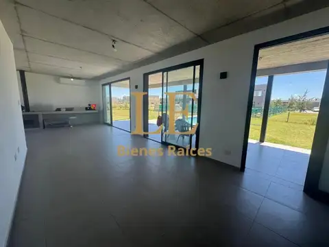 Casa 5 ambientes con 4 baños