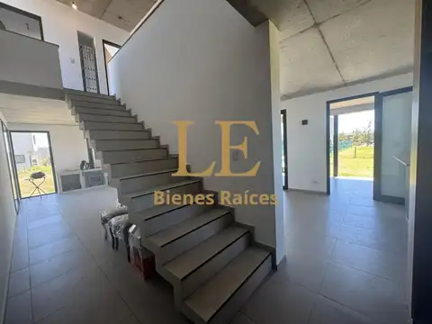 Casa en Venta con 5 cocheras
