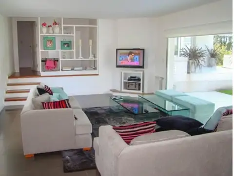Casa en Alquiler con 8 cocheras
