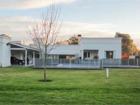 casa categoria 4Amb. con amplio parque y piscina Rumenco