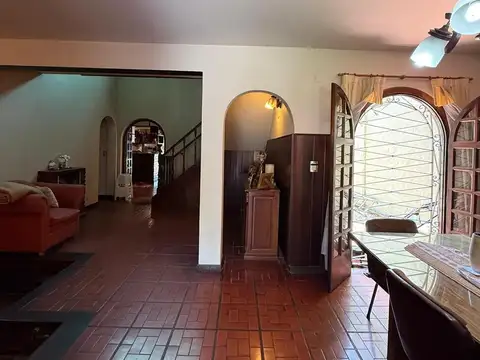 Casa con jardin y pileta - Remedios de Escalada centro - Venta