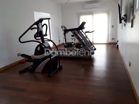 Casa 7 ambientes con 5 baños