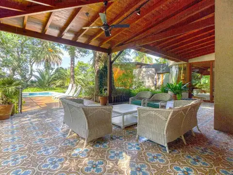 Casa en Venta con 4 cocheras