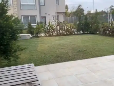 Casa en Alquiler con 2 cocheras