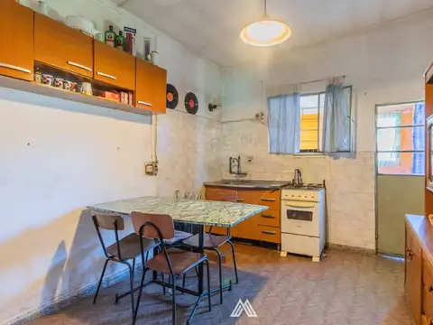 Casa 8 ambientes con 2 baños