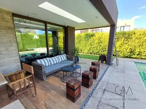 Casa 5 ambientes con 4 baños